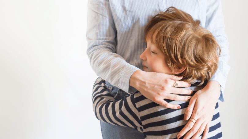 Mãe abraçando seu filho.