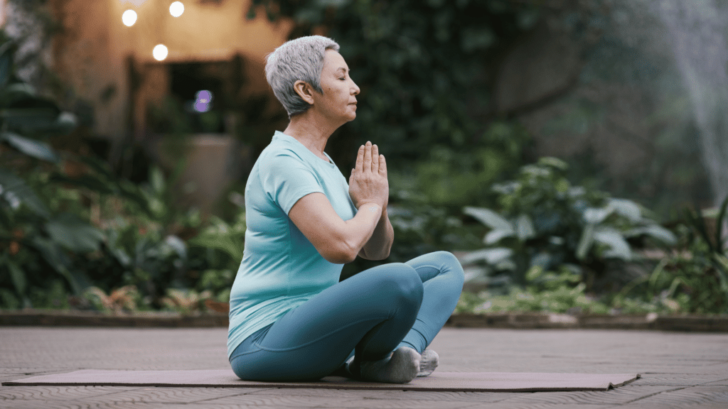 Mulher fazendo meditação de Yoga. 