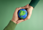 Conceito de Mundo Verde e Sustentabilidade. Mãos segurando um globo do Planeta terra.
