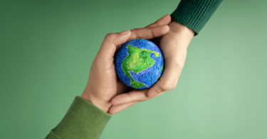 Conceito de Mundo Verde e Sustentabilidade. Mãos segurando um globo do Planeta terra.