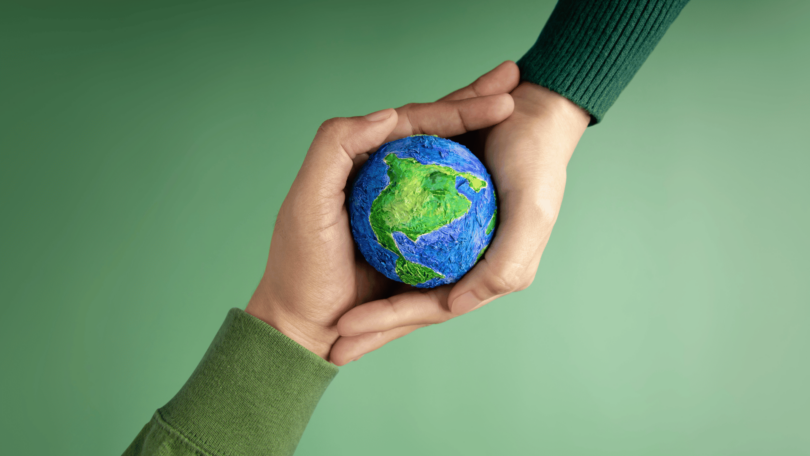 Conceito de Mundo Verde e Sustentabilidade. Mãos segurando um globo do Planeta terra.