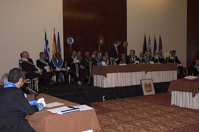 Grupo de maçons em Assembleia. 