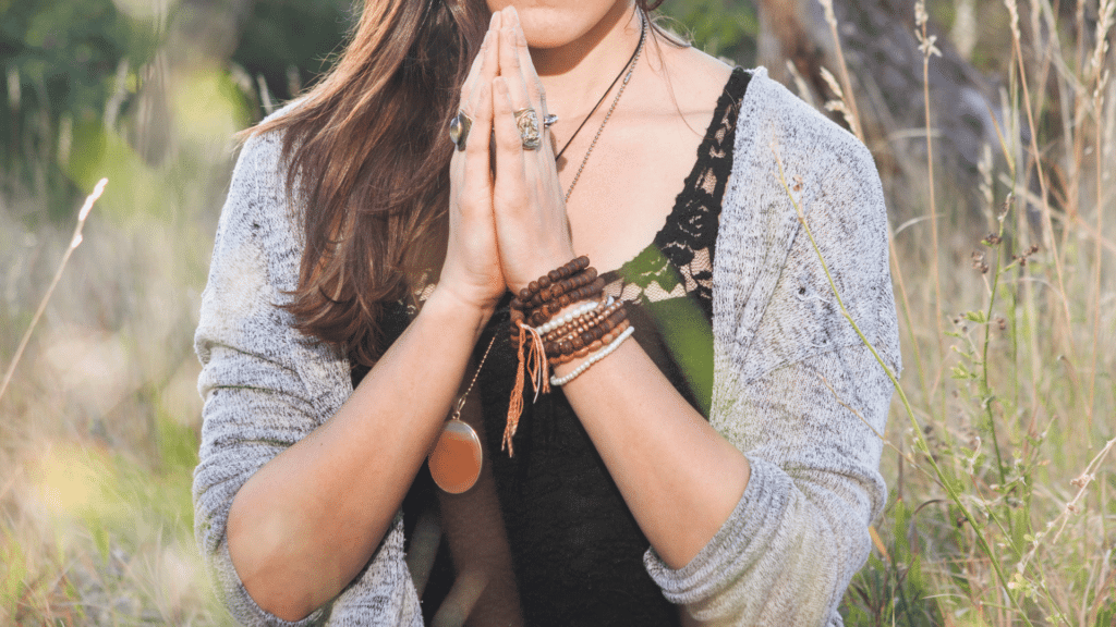 Mulher espiritual meditando ao ar livre na natureza.