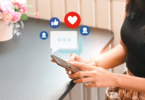 Mulher usando smartphone. Ícones de notificação de mensagem na tela.