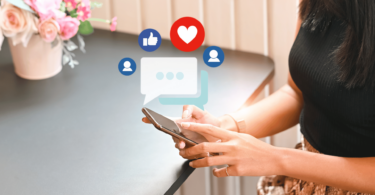 Mulher usando smartphone. Ícones de notificação de mensagem na tela.