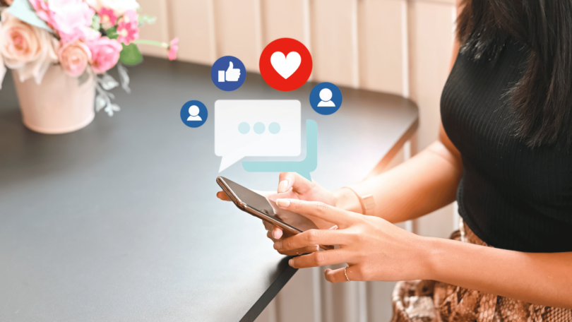 Mulher usando smartphone. Ícones de notificação de mensagem na tela.