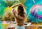 Mulher fazendo pose sobre edição com números. Conceito de Numerologia