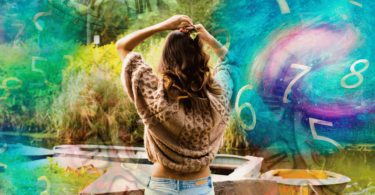 Mulher fazendo pose sobre edição com números. Conceito de Numerologia