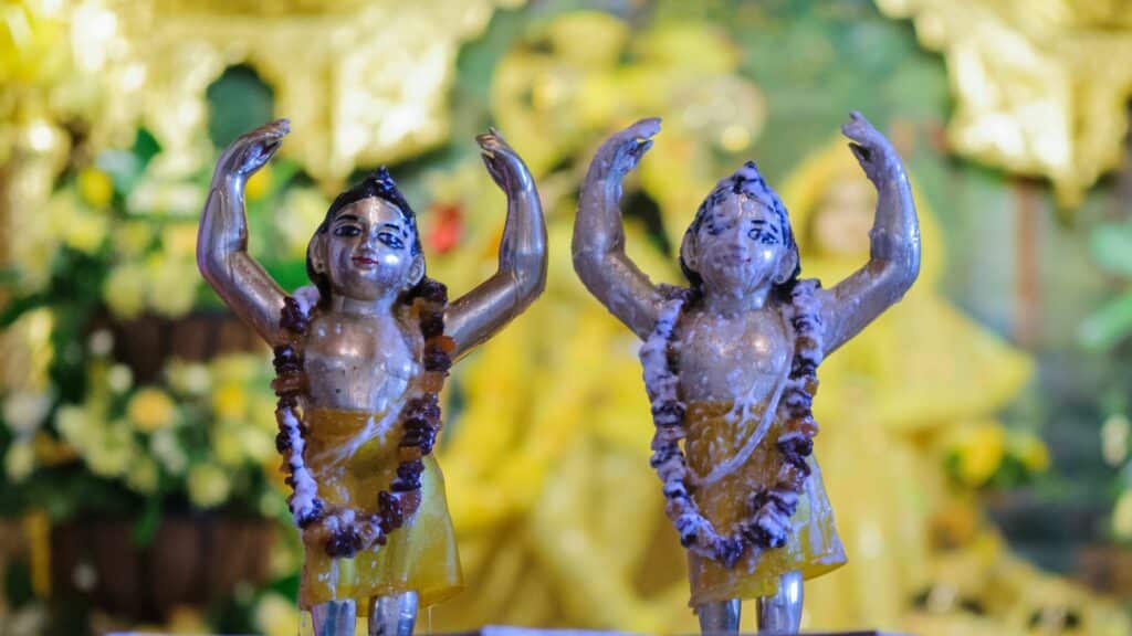 Imagem de duas estatuetas utilizadas na cerimônia de Gaura Purnima Hare Krishna.