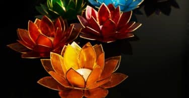 Imagem de velas acesas durante a celebração do Gaura Purnima: o nascimento de Sri Chaitanya Mahaprabhu