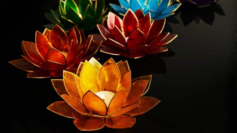 Imagem de velas acesas durante a celebração do Gaura Purnima: o nascimento de Sri Chaitanya Mahaprabhu