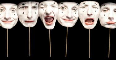 Imagem com vários tipos de máscaras, cada uma representando uma emoção diferente.