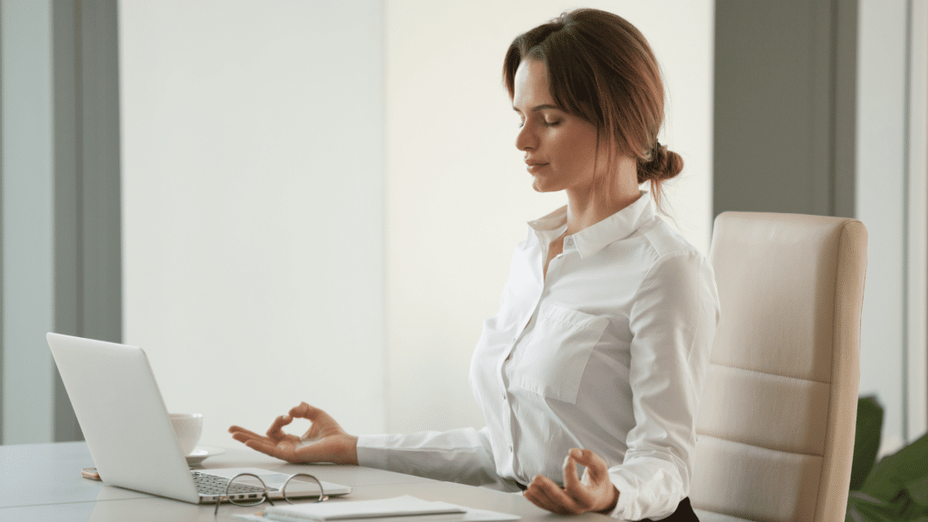 Prática de Mindfulness. Mulher de negócios meditando em sua mesa de escritório.