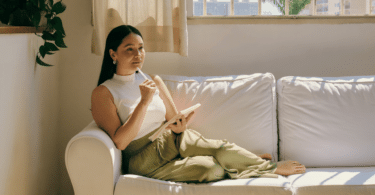 Mulher praticando Mindfulness em seu journaling.