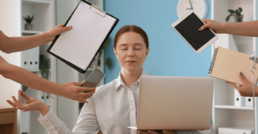 Jovem empresária com muito trabalho no escritório.