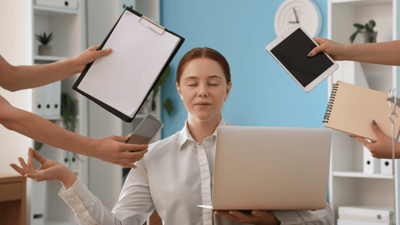 Jovem empresária com muito trabalho no escritório.