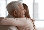 Imagem aproximada avô idoso abraça neta adulta.