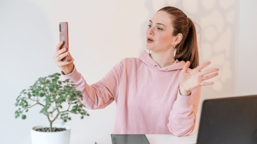 Mulher fazendo vlog de si mesma em seu celular.