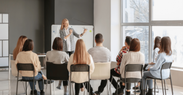 Grupo de Pessoas com Cabeleireiro Profissional em Curso de Modelagem de Cabelo.
