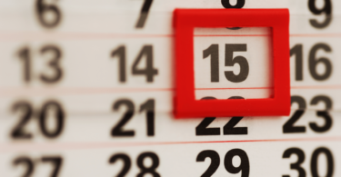 Número 15 no calendário, em cor vermelha.