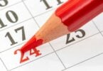 Calendário mensal e um lápis vermelho para marcar a data 24.
