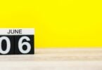Dia 6 do mês, calendário em fundo amarelo.