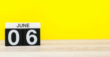 Dia 6 do mês, calendário em fundo amarelo.