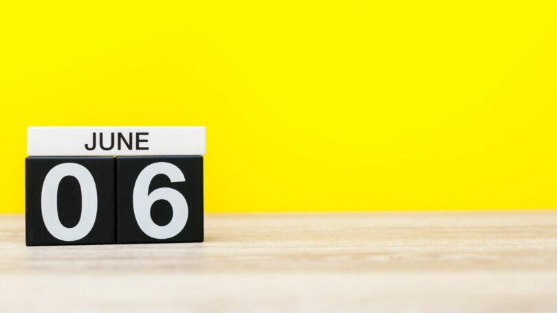 Dia 6 do mês, calendário em fundo amarelo.
