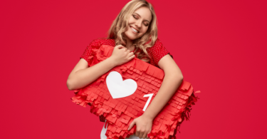 Mulher feliz abraçando banner de mídias sociais.