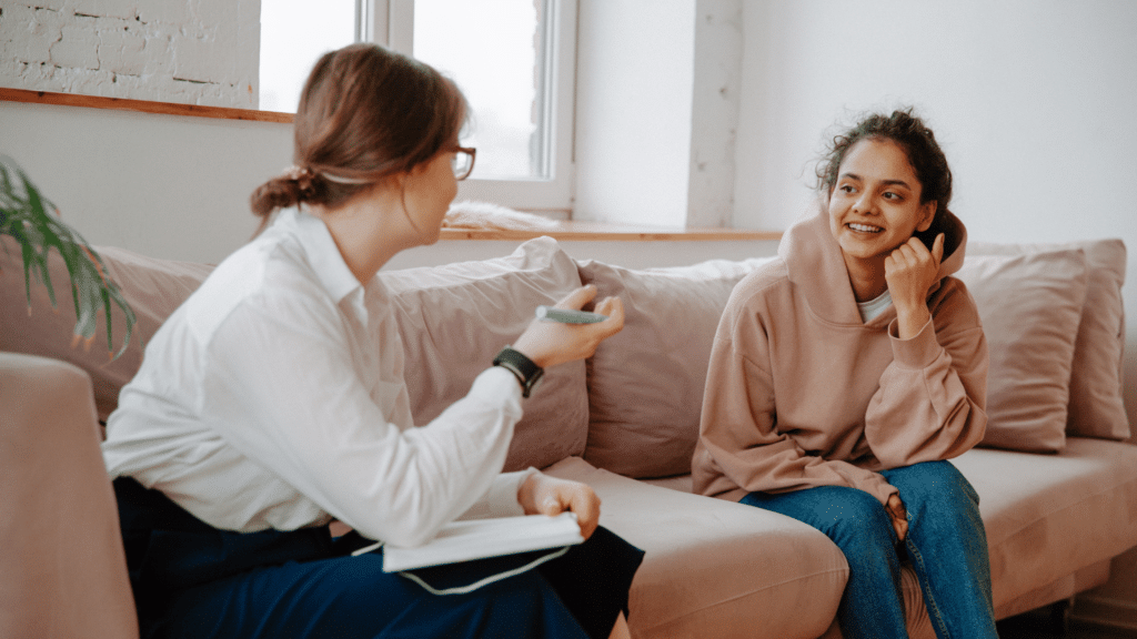 Jovem menina conversando com terapeuta.