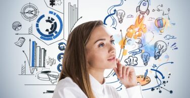 Imagem de uma jovem empresária sonhando com futuras oportunidades de carreira e crescimento de seus negócios ou tamém de novas oportunidades.