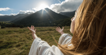 Conceito de Espiritualidade. Mulher sentindo bem-estar ao nascer do sol.
