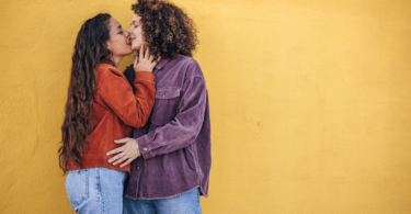 Casal de lésbicas se abraçando e se beijando.