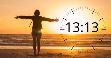 Imagem de uma mulher olhando para o horizonte. Ela está em uma praia, olhando o pôr do sol. Ao lado, um relógio marcando a hora 13:13