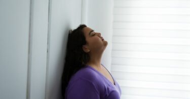 Imagem de perfil de uma mulher obesa com problemas de saúde mental.