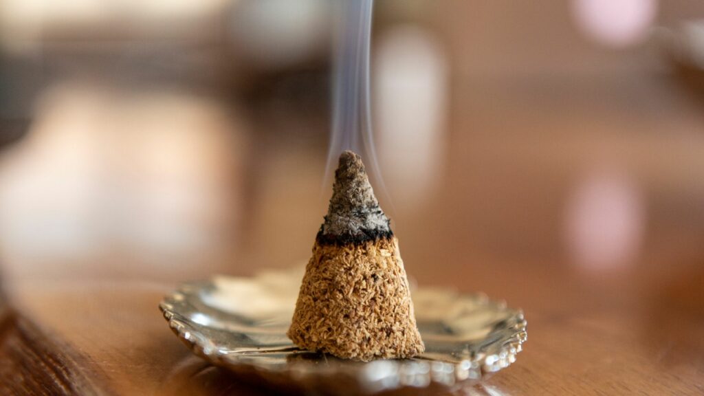 Imagem de uma defumação usando um incenso na umbanda.