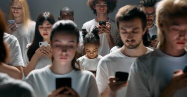 Imagem de várias pessoas engajadas em seus telefones celulares.