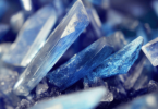 Um grupo de pedras de Cianita Azul estão no centro da imagem.
