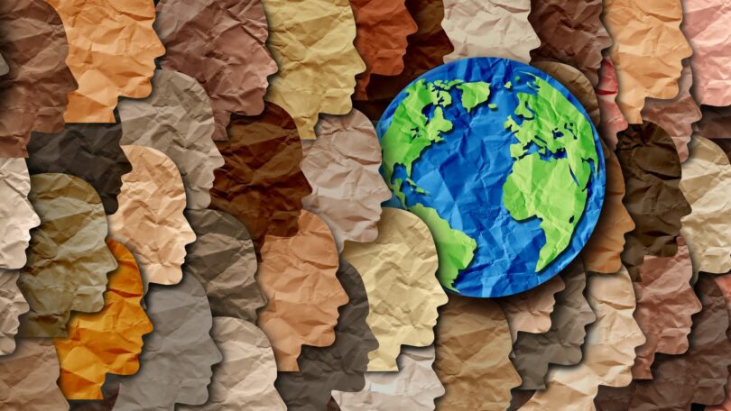 Imagem de várias cabeças desenhadas em papel amassado e em destaque o planeta terra. A imagem traz o conceito de transformação e novos rumos na vida.