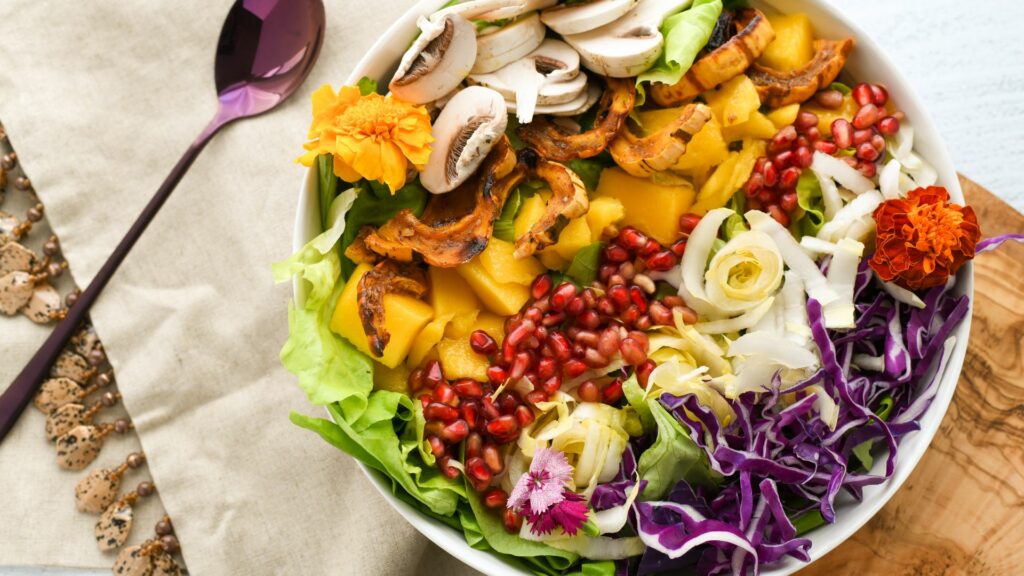 Imagem de uma salada feita em um bowl. Todos os seus ingredientes são ricos em fibras.
