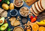 Imagem de vários tipos de alimentos ricos em fibras, dispostos sobre uma bancada.