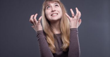 Imagem de uma jovem adolescente estressada e ansiosa.