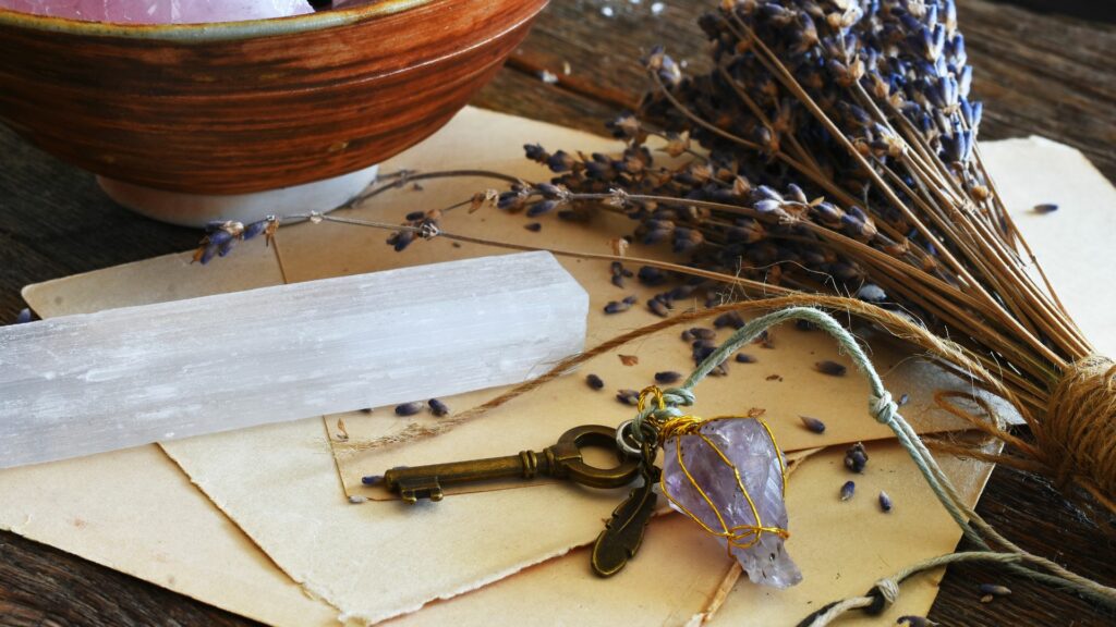 Imagem de uma limpeza da pedra selenita com o uso de incenso e flores de lavanda.