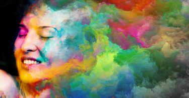 Imagem do rosto de uma mulher trazendo o conceito de eu sou, eu estou viva. A imagem traz ainda cores diversas que sombream a face da modelo.