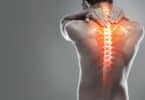Imagem de um homem de costas, visualizando suas dores nas costas, ressaltando os ossos da coluna vertebral.
