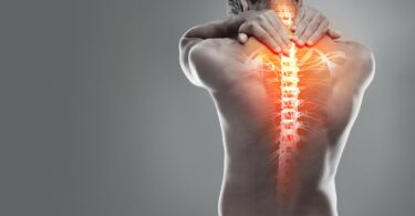 Imagem de um homem de costas, visualizando suas dores nas costas, ressaltando os ossos da coluna vertebral.