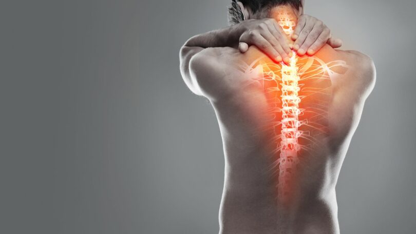 Imagem de um homem de costas, visualizando suas dores nas costas, ressaltando os ossos da coluna vertebral.