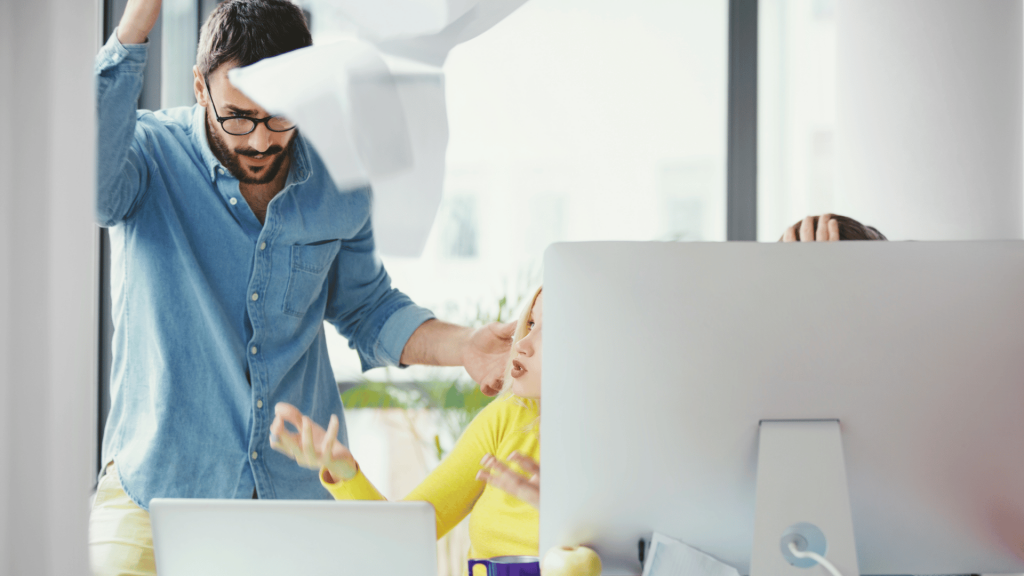 Um funcionário e uma funcionária estão tendo uma discussão no ambiente de trabalho.