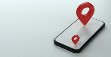 Na imagem, há uma ilustração em 3D de um celular e dois "pins" de localização em cima dele.