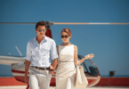 Um casal rico composto por uma mulher e um homem estão saindo de um helicóptero.